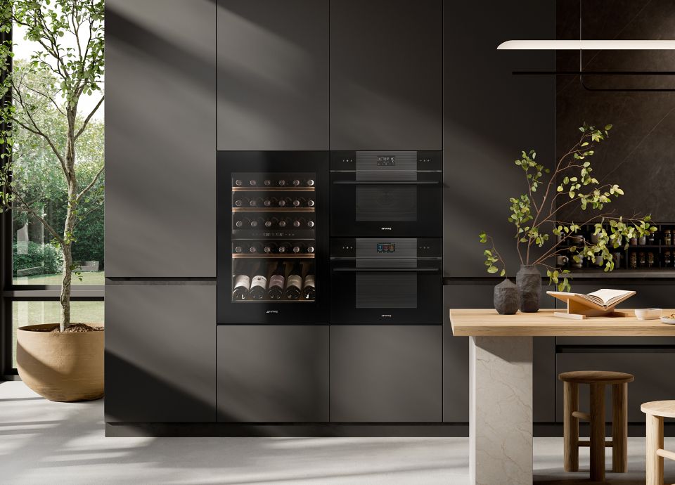 Cucina moderna con armadi neri e set elettrodomestici da incasso in vetro nero composto da due forni e cantina vini da incasso