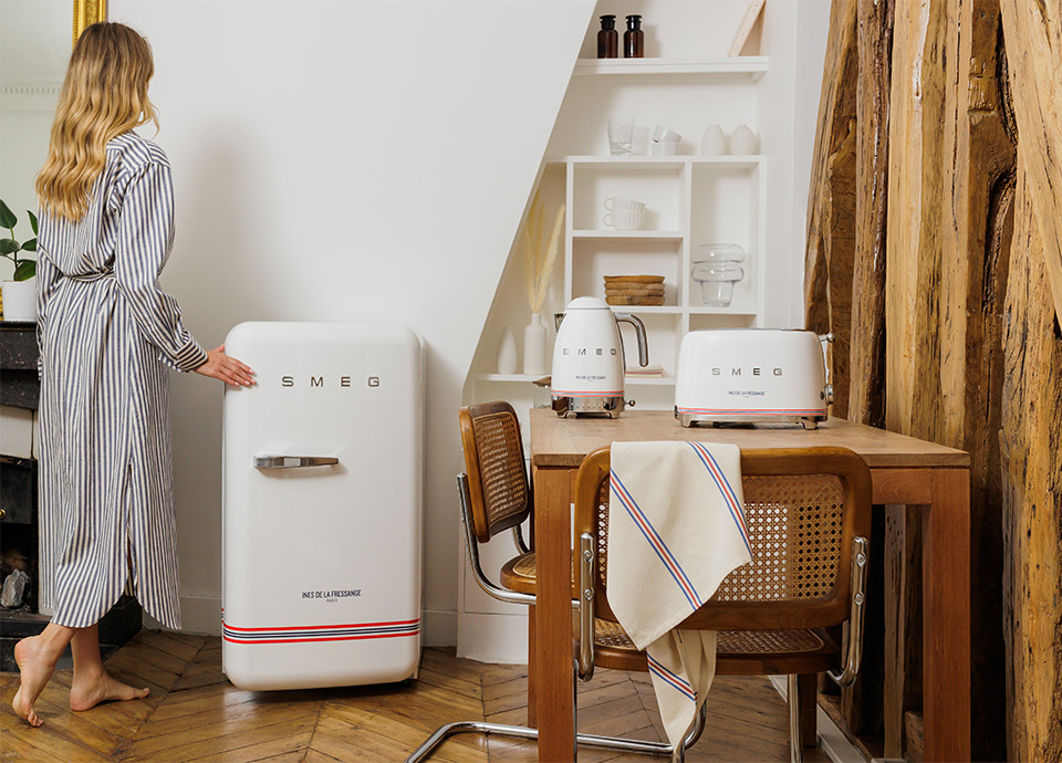 R&eacute;frig&eacute;rateur, grille-pain et bouilloire &agrave; temp&eacute;rature r&eacute;glable de la collaboration entre Smeg et Ines de La Fressange