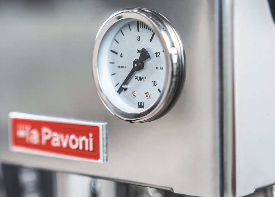 PID led blanche et manomètre de la pompe La Pavoni