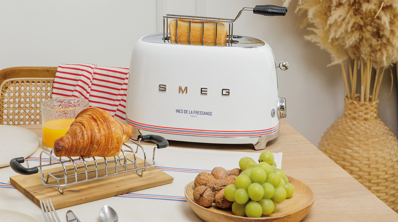 Grille-pain Smeg x Ines de La Fressange avec ses accessoires