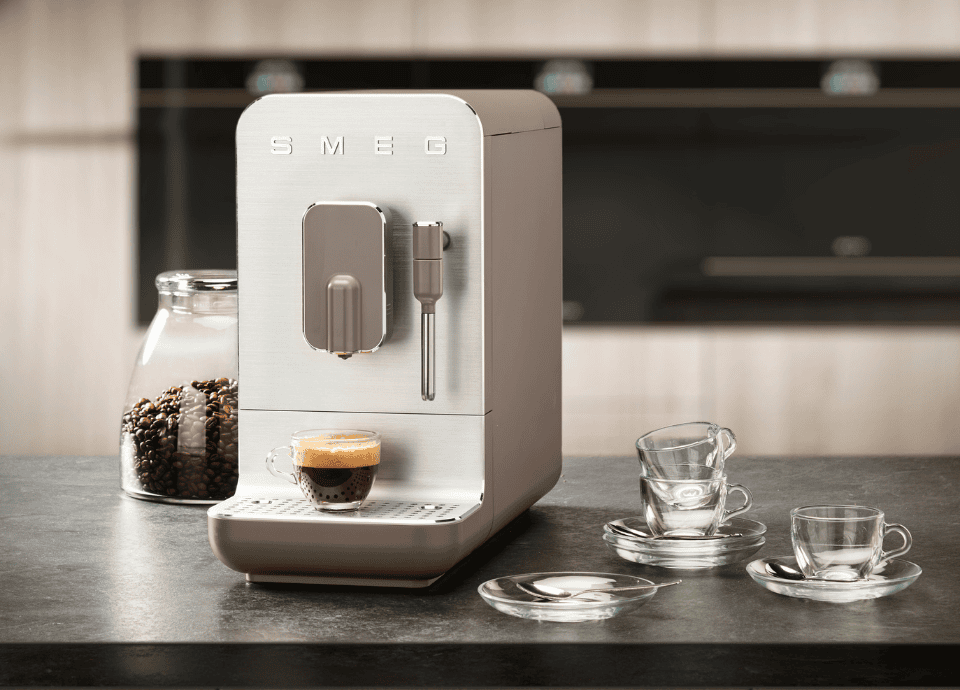 Machine expresso broyeur automatique BCC11TPMEU couleur taupe Smeg dans une cuisine