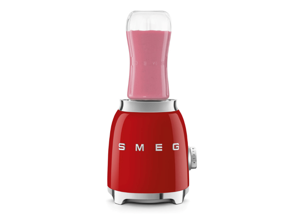 Mini blender personnel Smeg rouge avec bouteille smoothie rose transportable