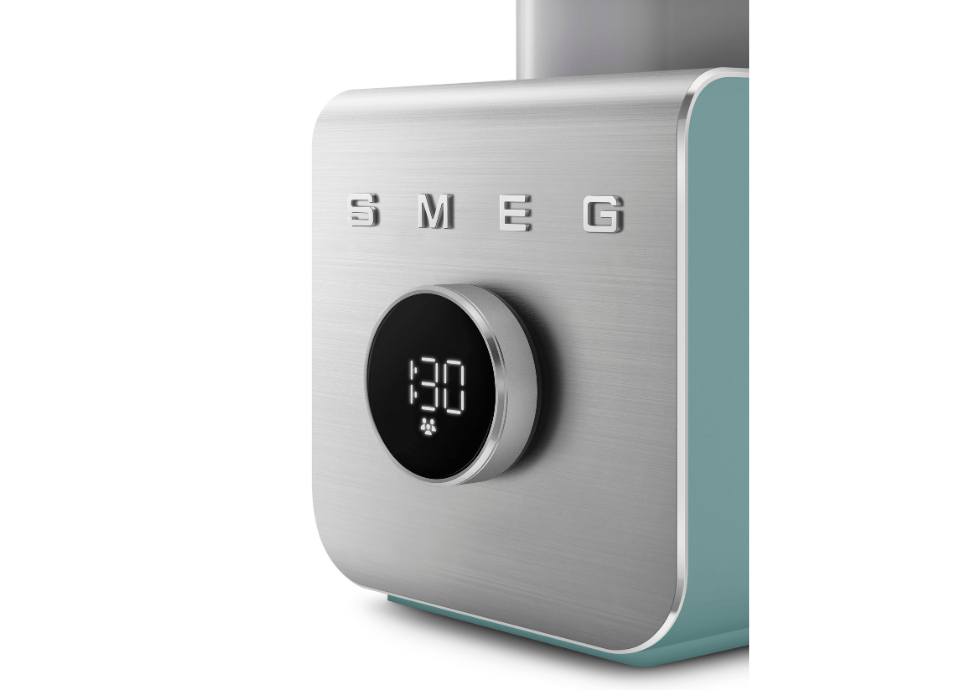 Détail écran digital blender haute performance Smeg vert émeraude avec minuterie programmable