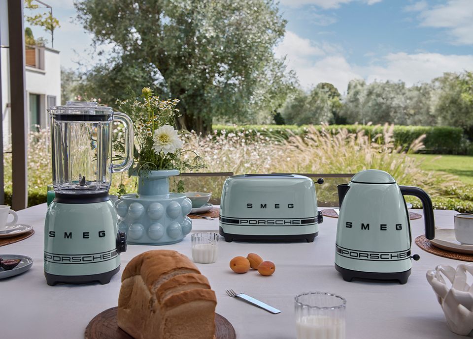 Ensemble de petit électroménager Porsche x SMEG de la collection Shade Green. Bouilloire, blender et grille-pain.