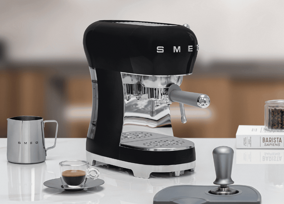 Machine à café manuelle ECF02BLEU noire Smeg dans une cuisine.
