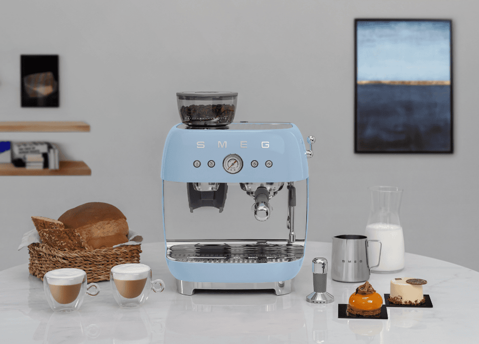 Machine à café avec broyeur intégré EGF03PBEU bleu azur Smeg dans une cuisine