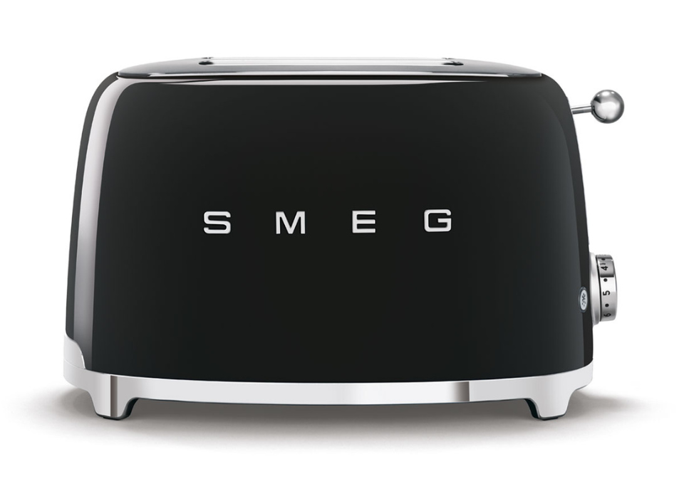 Grille-pain 2 tranches Smeg noir de face avec logo Smeg en lettres argentées sur le devant et molette de réglage de la chaleur sur le côté droit.
