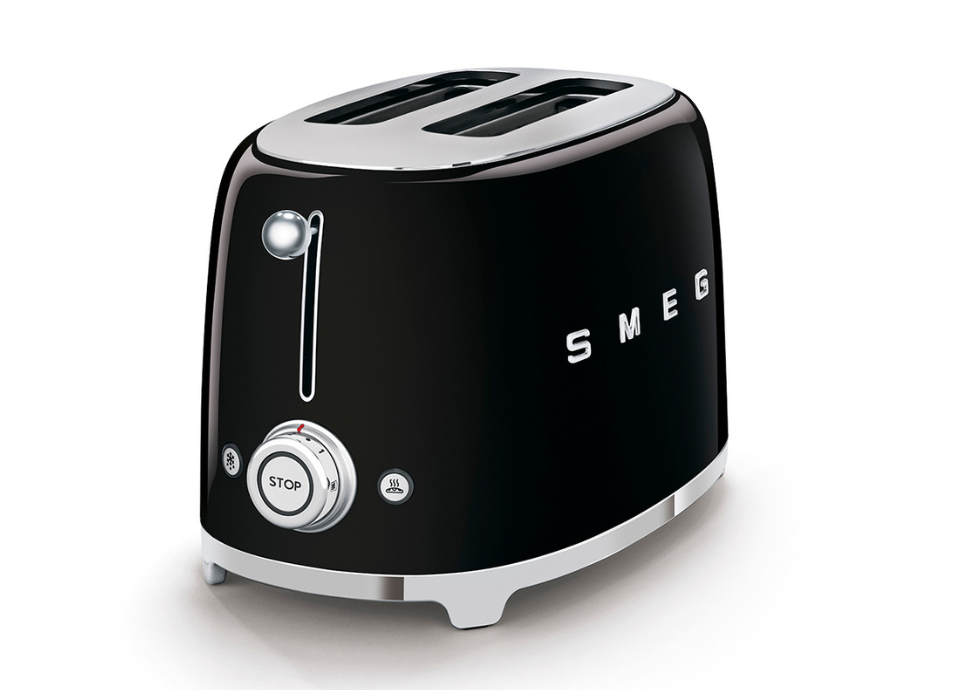 Grille-pain 2 tranches Smeg noir en vue de trois quarts avec commandes de fonction et molette de réglage de la chaleur sur le côté avant.