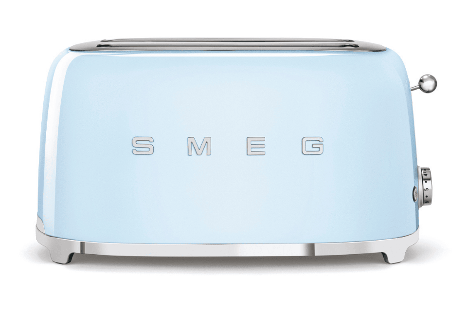 Grille-pain 4 tranches Smeg bleu azur de face avec logo Smeg en lettres argentées sur le devant et molette de réglage de la chaleur sur le côté droit.