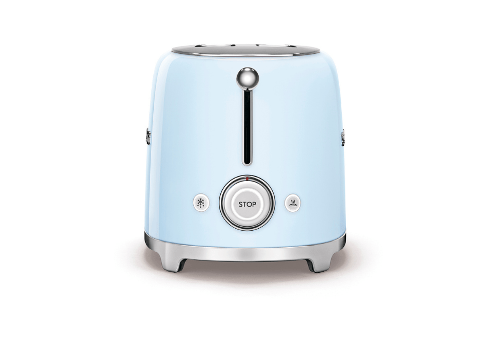 Grille-pain 4 tranches Smeg bleu azur en vue de face, avec bouton Stop et autres commandes de fonction sous une poignée de levage.