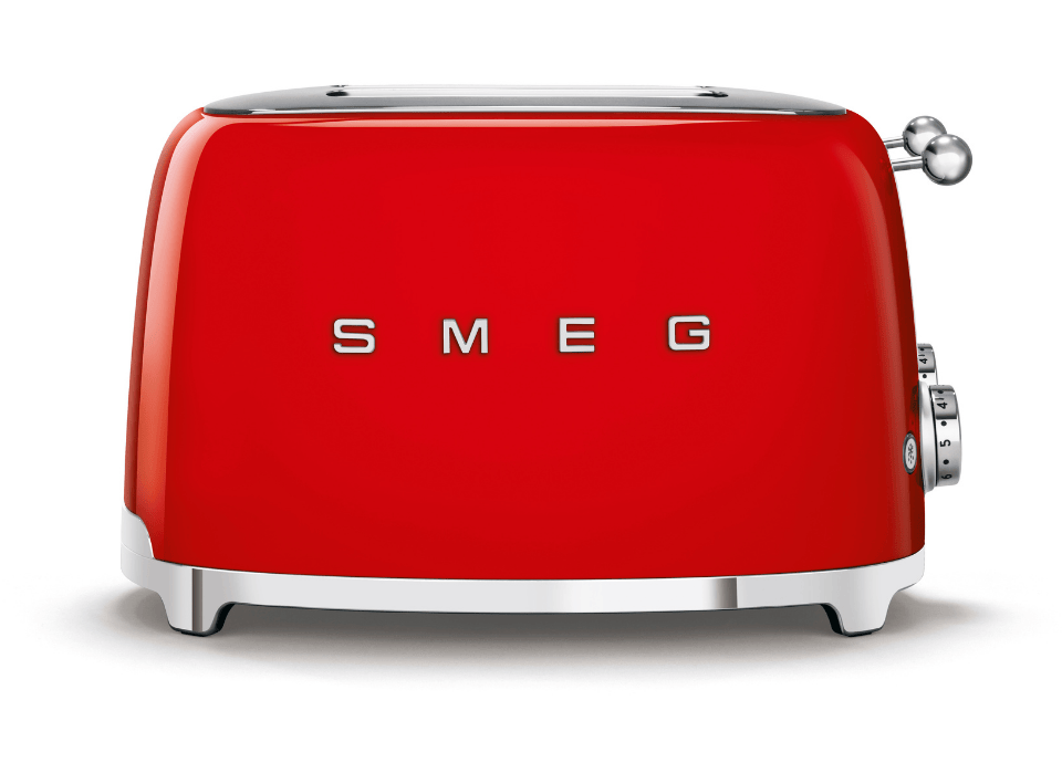 Grille-pain 4 fentes Smeg rouge de face avec logo Smeg en lettres argentées sur le devant et molette de réglage de la chaleur sur le côté droit.