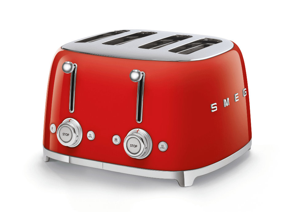 Grille-pain 4 fentes Smeg rouge en vue de trois quarts avec commandes de fonction et molette de réglage de la chaleur sur le côté avant.