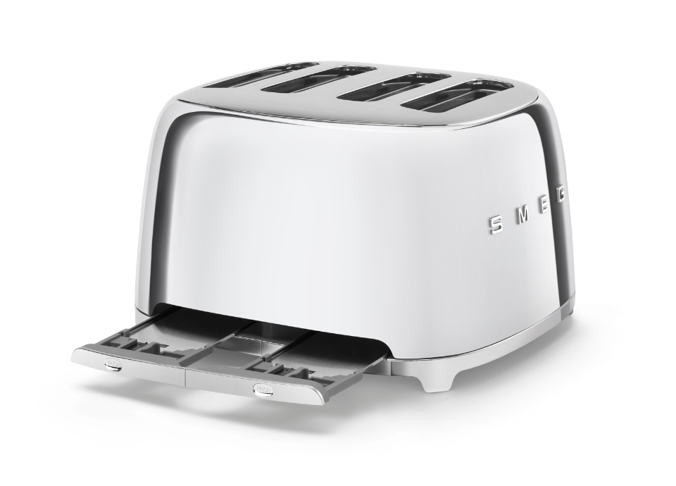 Grille-pain 4 fentes Smeg inox en vue de trois quarts avec commandes de fonction, une molette de réglage de la chaleur sur le côté avant et un tiroir ramasse-miettes.