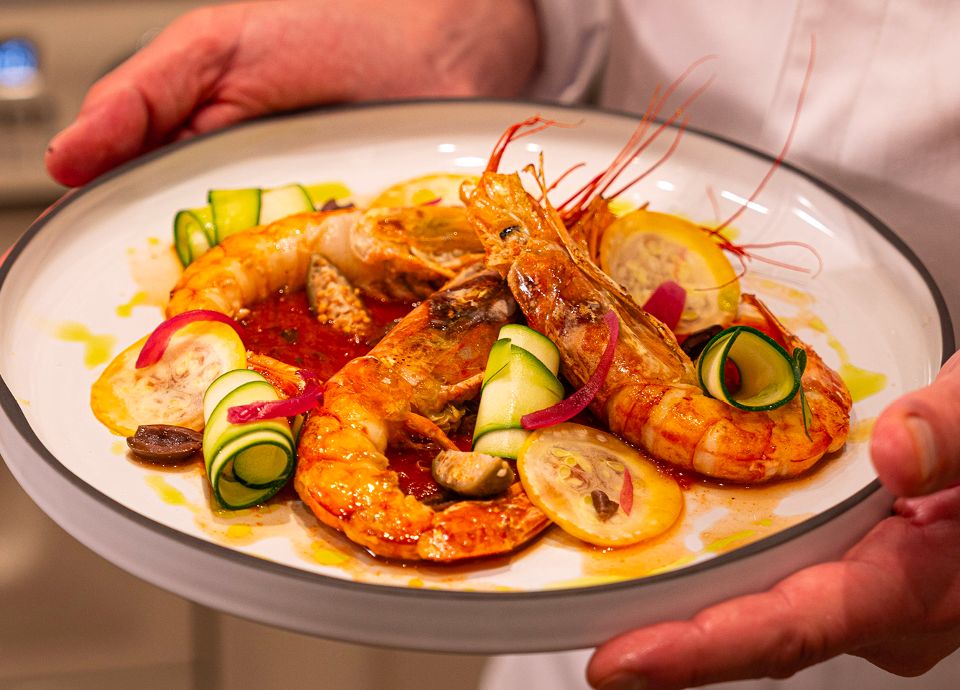 Gambas snackées, sauce arrabbiata et légumes ensoleillés par Denny Imbroisi