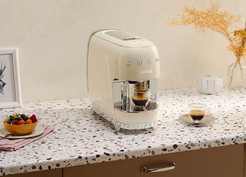 Machine à café à capsules A Modo Mio couleur crème. Lavazza et Smeg