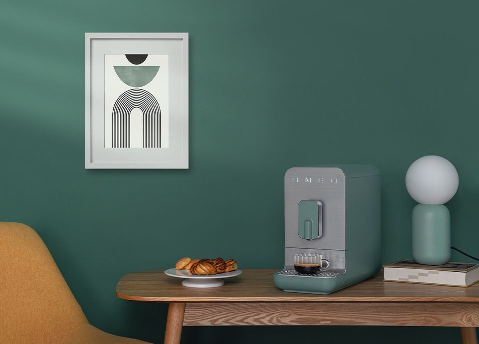 Machine à café automatique avec broyeur intégré verte émeraude BCC11EGMEU Smeg