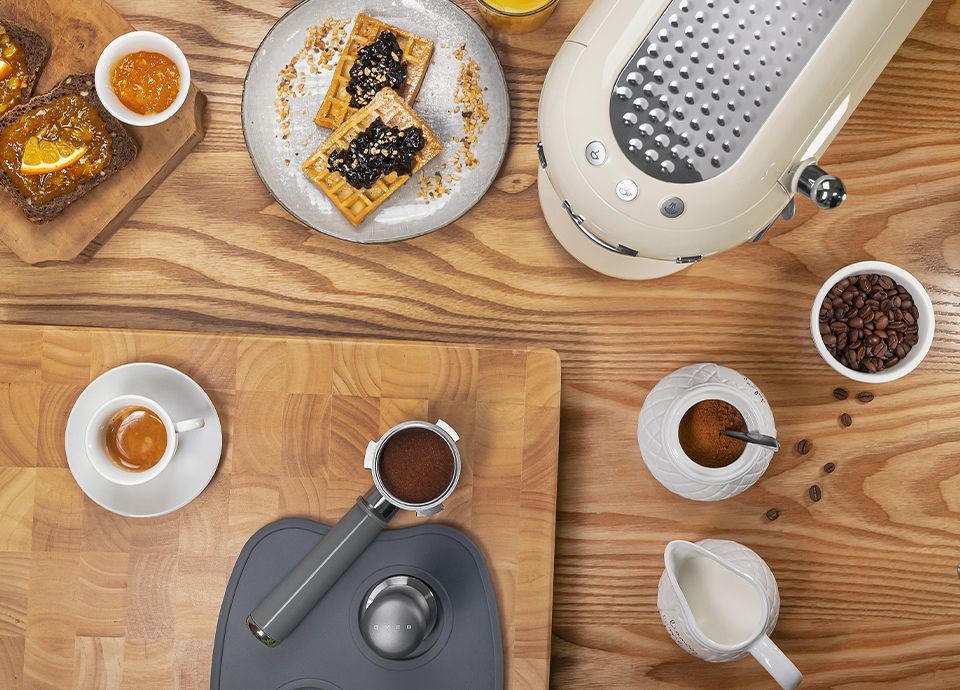 Machine à café manuelle ECF02CREU beige Smeg vue du dessussur une table de petit-déjeuner