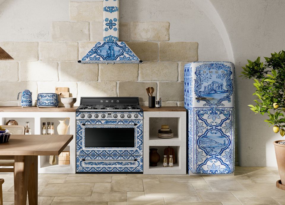 Ensemble d'électroménager Smeg de la gamme Blu Mediteraneo en collaboration avec Dolce & Gabbana.