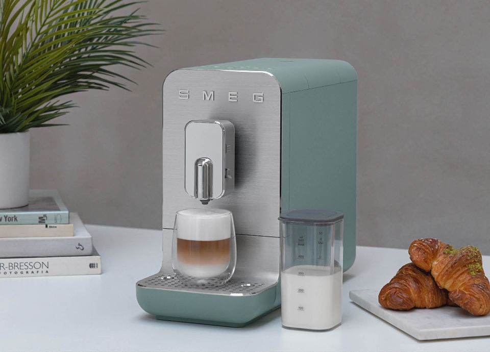 Machine expresso broyeur automatique BCC13EGMEU vert émeraude Smeg et sa carafe à lait