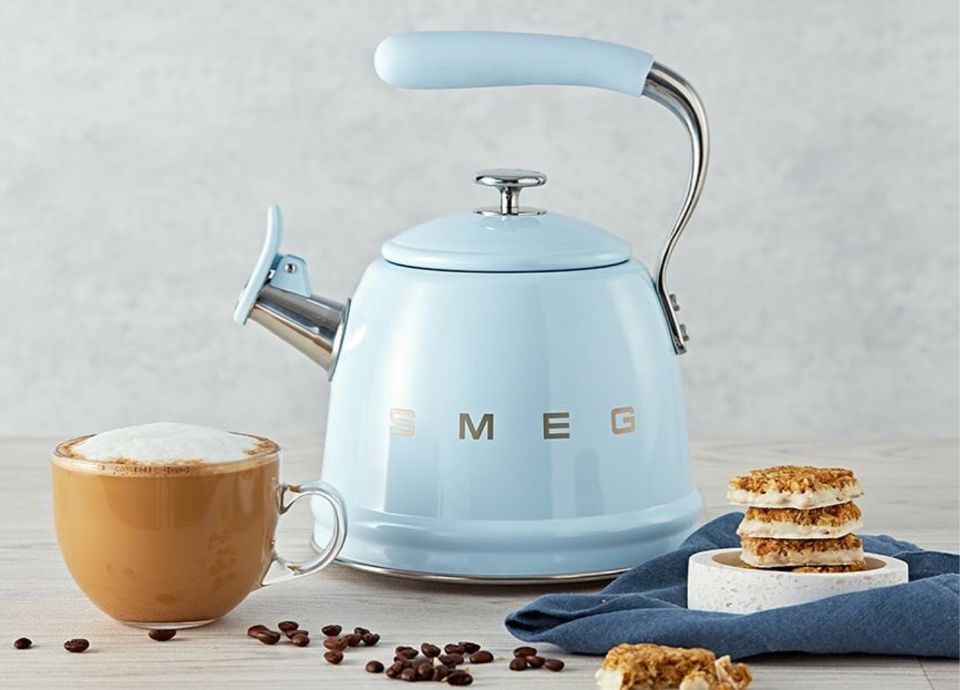 SMEG réinvente la bouilloire sifflante : un design vintage pour une cuisine moderne
