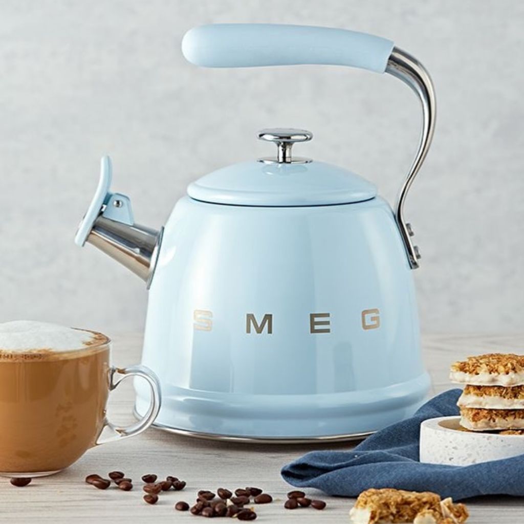 SMEG réinvente la bouilloire sifflante : un design vintage pour une cuisine moderne