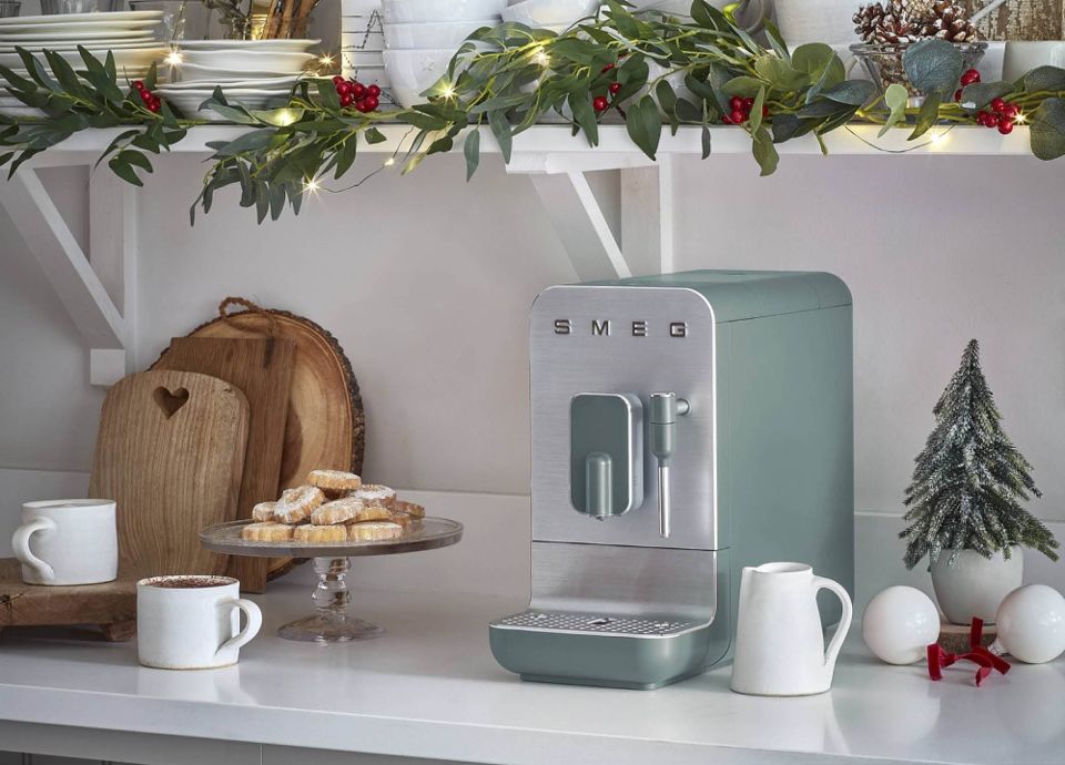 La machine &agrave; caf&eacute; avec broyeur int&eacute;gr&eacute; et buse vapeur SMEG