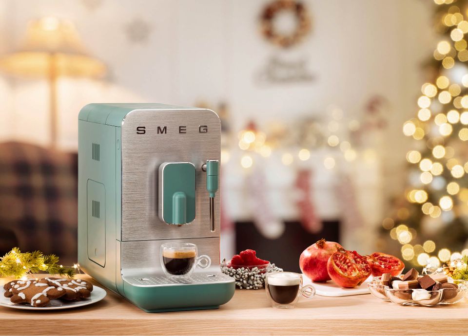 La machine &agrave; caf&eacute; avec broyeur int&eacute;gr&eacute; et buse vapeur SMEG