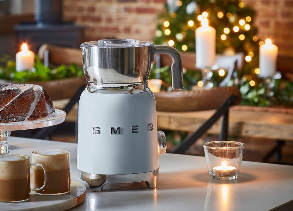 La chocolati&egrave;re et mousseur de lait SMEG