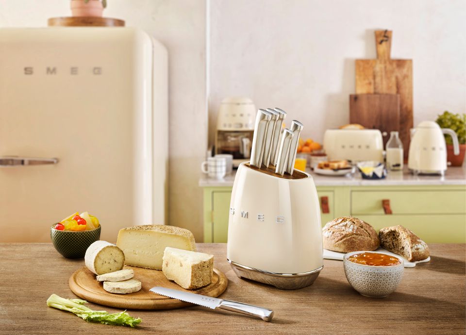 Smeg knife set with block in cream