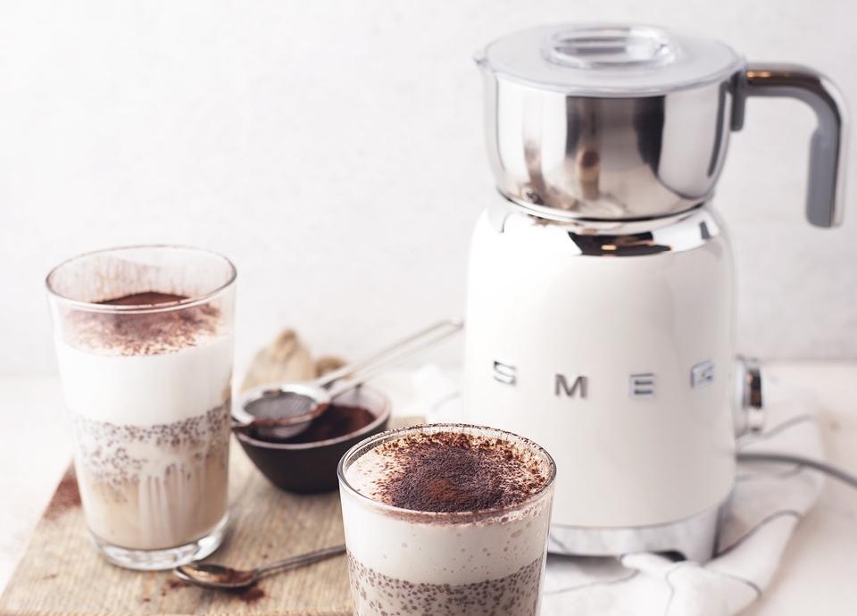 La chocolati&egrave;re /mousseur de lait SMEG