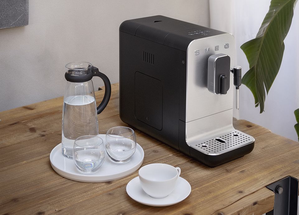 Machine &agrave; caf&eacute; expresso avec broyeur int&eacute;gr&eacute; noire SMEG de la gamme "ann&eacute;es 50"