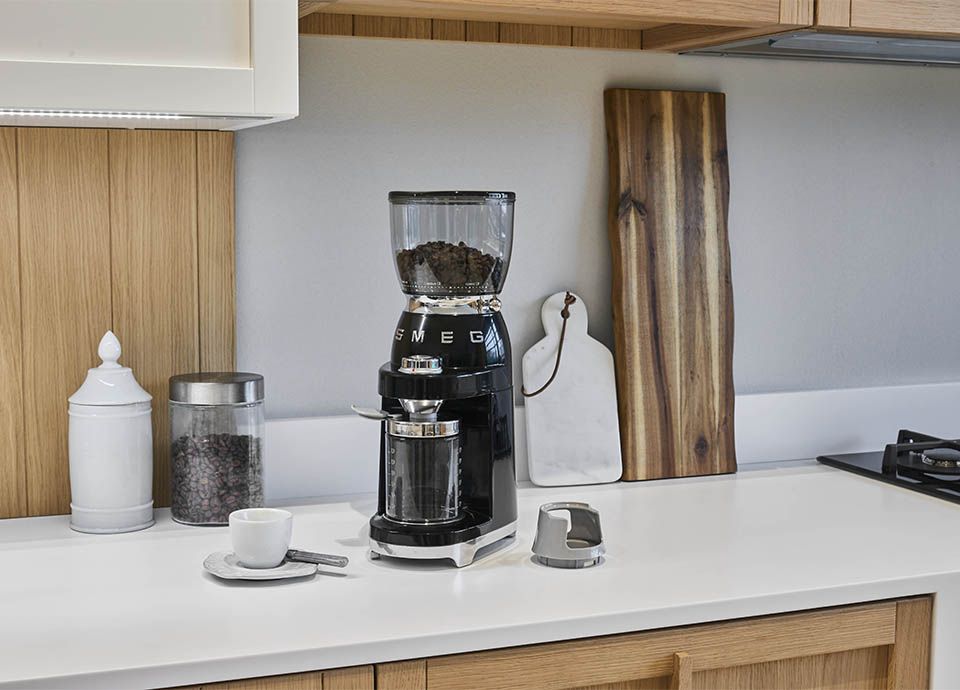 Broyeur &agrave; caf&eacute; noir SMEG "CFG01" de la gamme "Ann&eacute;es 50"