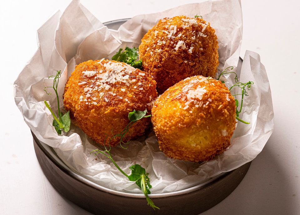 Arancini, coeur tomate mozzarella fondante par Denny Imbroisi | Recettes Smeg