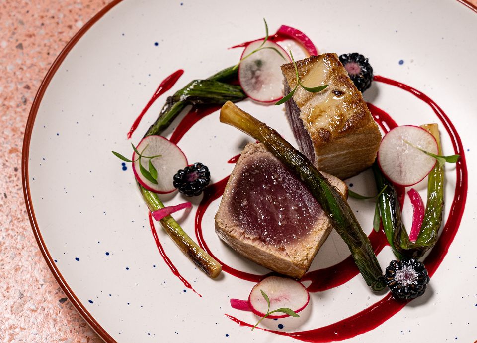 Recette de thon grillé, mini poireaux, sauce fruits rouges et vinaigre balsamique| Smeg World Cuisine