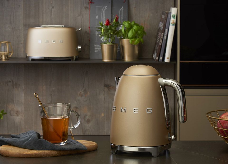 Bouilloire &eacute;lectrique champagne SMEG "KLF03" de la gamme "Ann&eacute;es 50"