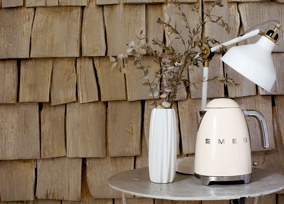 Bouilloire SMEG cr&egrave;me "KLF03" de la gamme "Ann&eacute;es 50"