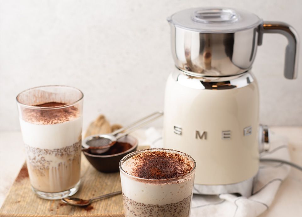 Chocolati&egrave;re/mousseur de lait cr&egrave;me SMEG de la gamme "Ann&eacute;es 50" pour des chocolats chauds