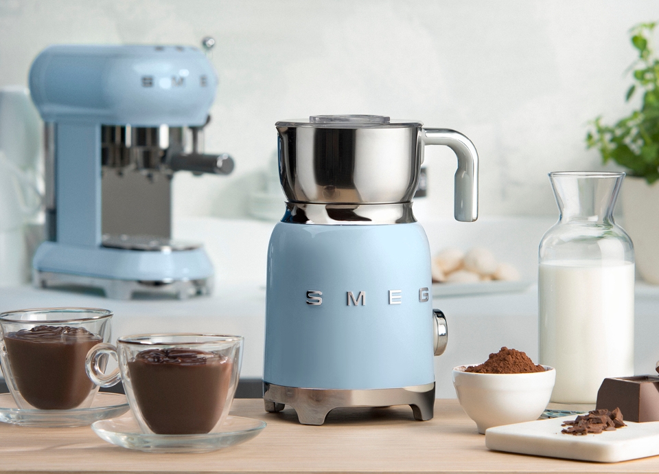 La chocolati&egrave;re /mousseur de lait SMEG Le chocolat fait son &laquo; show &raquo;