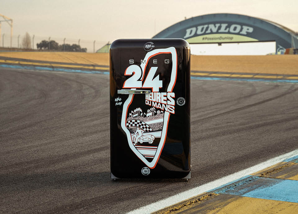 Réfrigérateur noir en édition spéciale Les 24 heures du Mans. Modèle FAB10RDLM5 Smeg