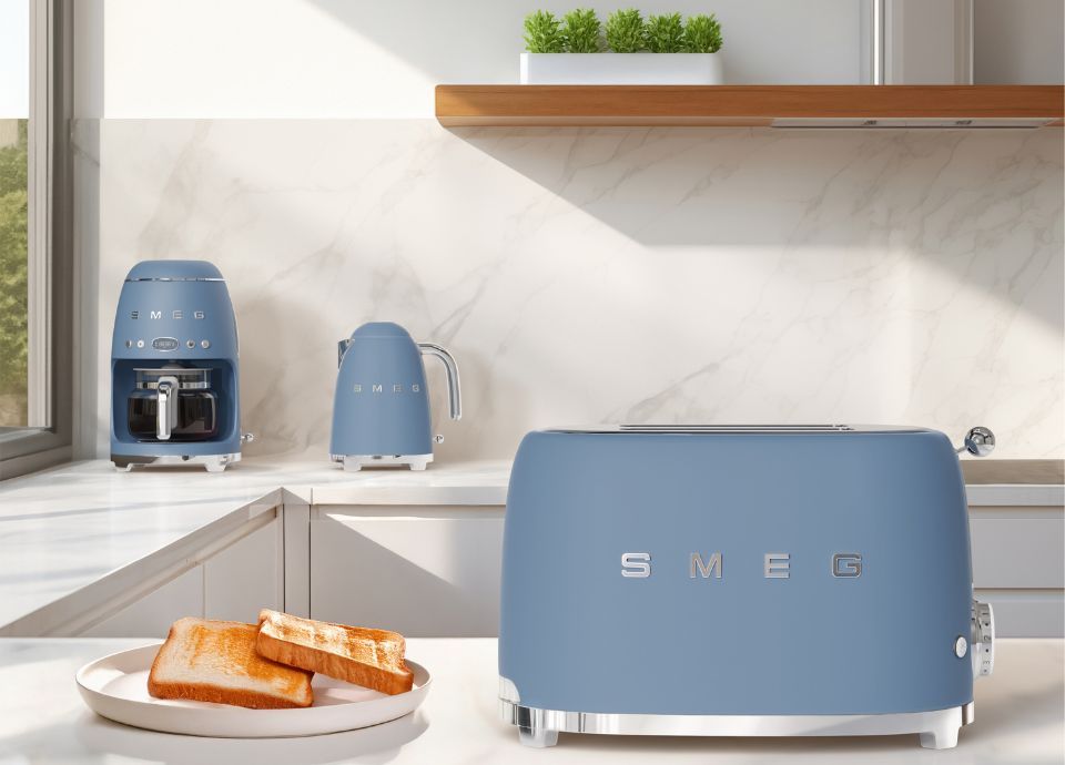 Tostapane, bollitore e macchina da caffè a filtro nella colorazione Storm Blue