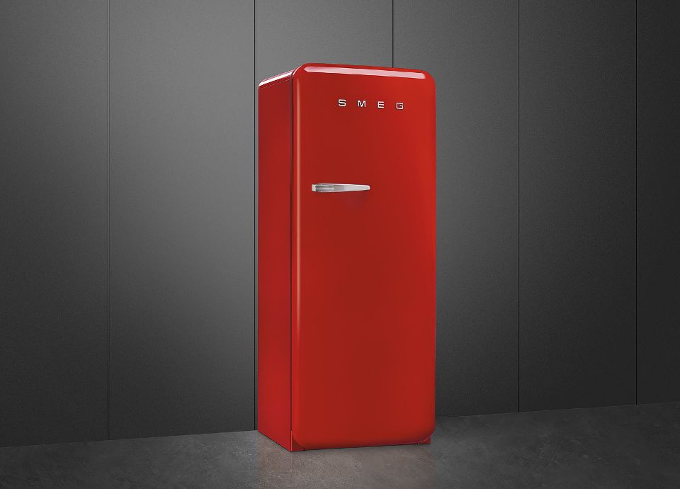 Frigorifero rosso da libera installazione in stile anni '50