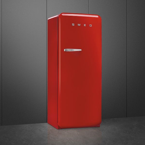 Frigorifero rosso da libera installazione in stile anni '50