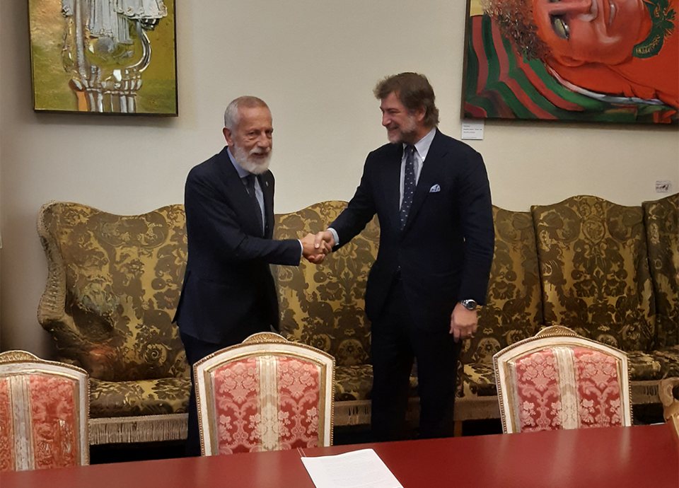 Stretta di mano tra il Rettore Paolo Martelli e Vittorio Bertazzoni, Presidente di SMEG, per sostenere la crescita professionale ai medici in formazione specialistica