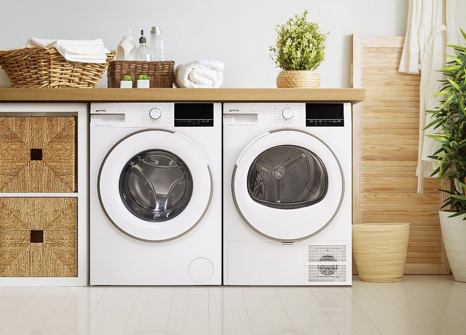 Asciugatrice ed asciugatrice  bianche installate affiancate in ambiente lavanderia moderno