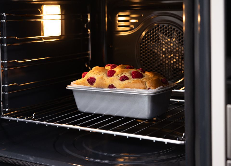 Versare il composto in uno stampo per plumcake foderato con carta forno.