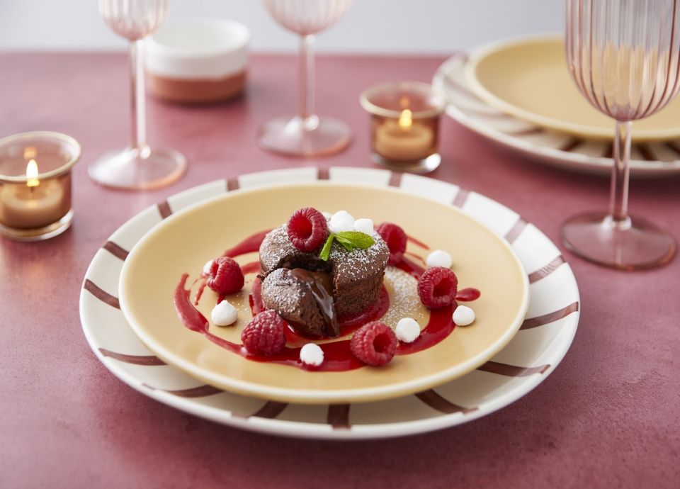 Tortino di cioccolato con cuore morbido e coulis di lamponi