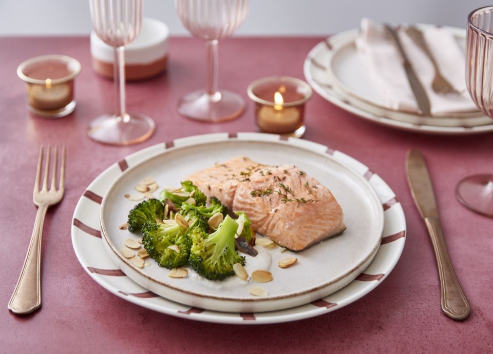 Salmone al vapore, broccoli, acciughe e latte di mandorle