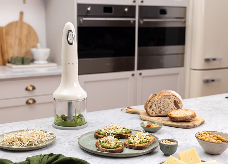 Crostoni con hummus di piselli, germogli e formaggio