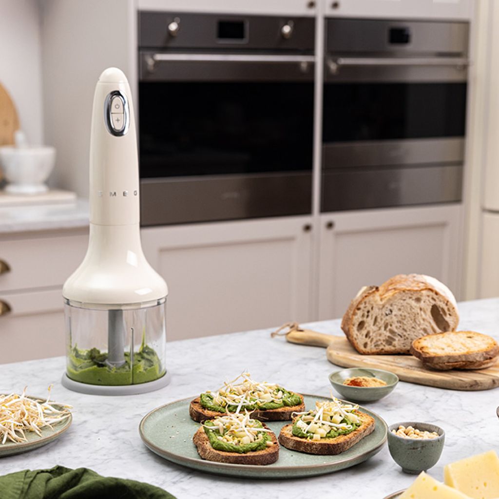 Crostoni con hummus di piselli, germogli e formaggio