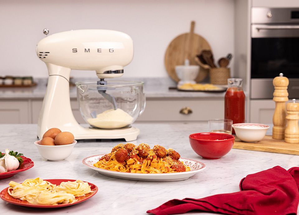 Fettuccine con polpettine al sugo